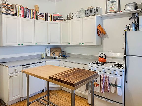 2nd image of 3637 1/2 N Paulina St #2