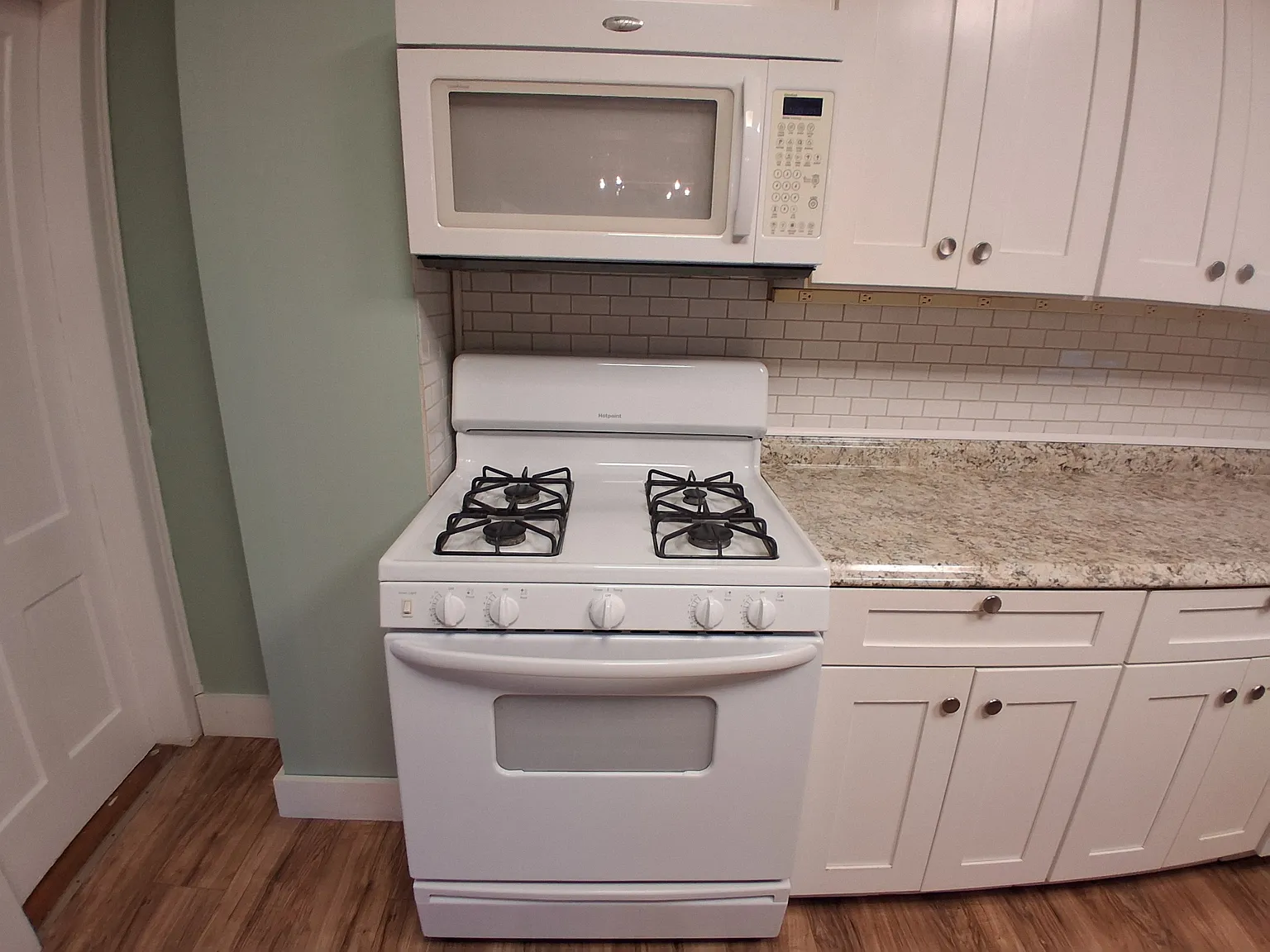 3 bed, 2.5 bath, 1800 sqft, $1,900 — Photo 3