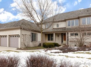 2237 Royal Ridge Dr, Northbrook, IL 60062