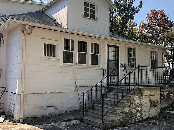 3rd image of 1114 Oak St