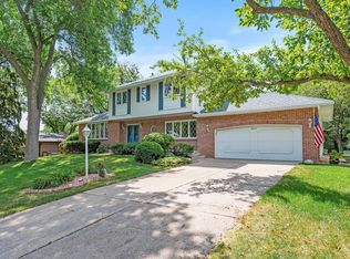 4717 Normandale Highlands Dr, Bloomington, MN 55437
