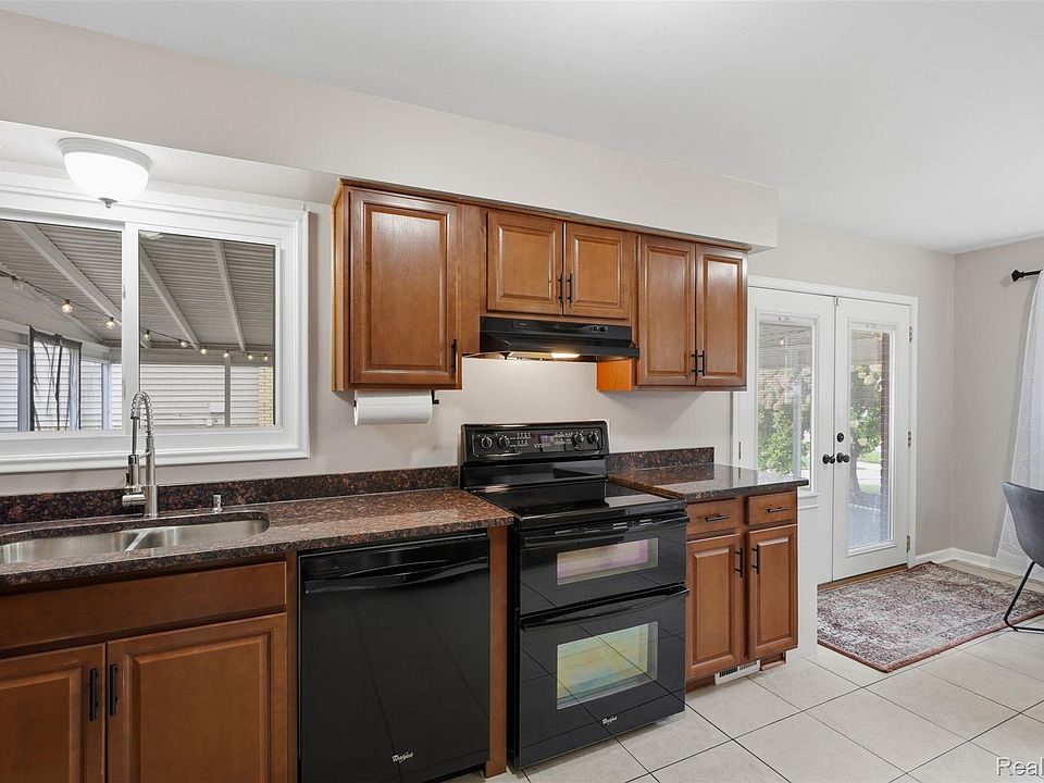 28282 Couzens Ave, photo 8