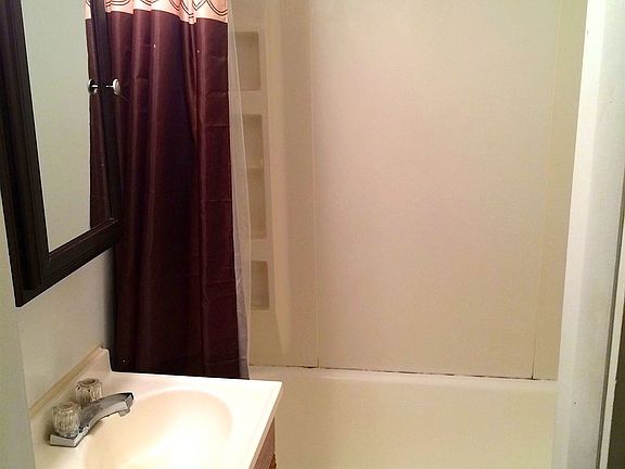 709 Apt 1 Bath Photo