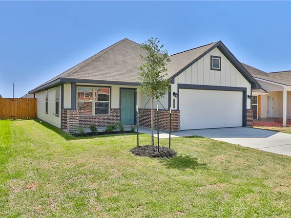 1210 Highgarden Dr, Navasota, TX 77868
