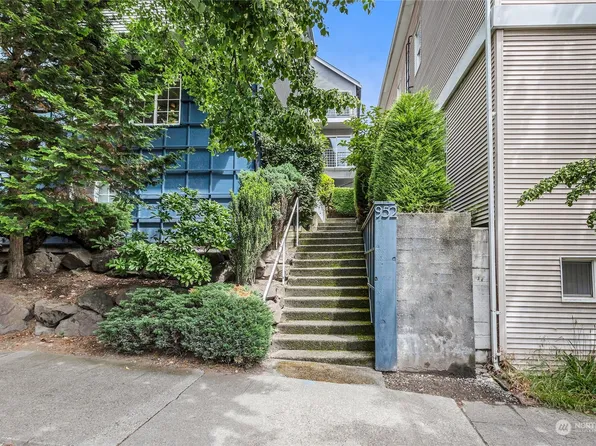 952 N 35th Street #303, Seattle, WA 98103