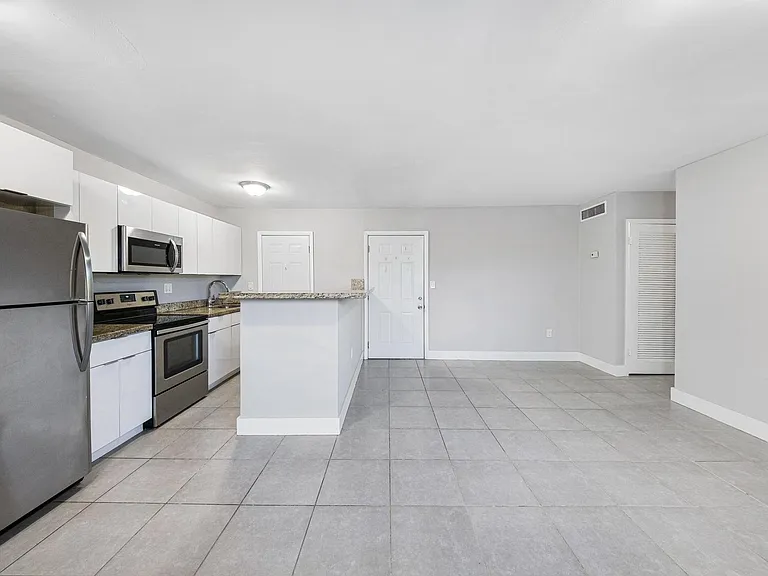 Kenwood Apartments — Photo 8