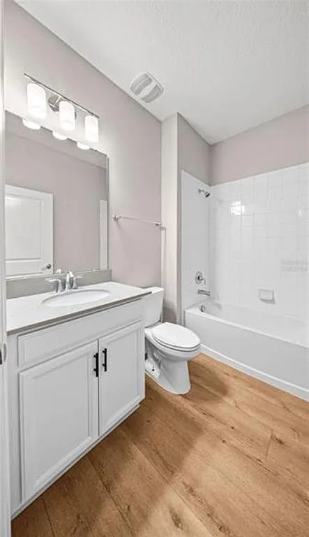5 bed, 3.0 bath, 3295 sqft, $5,300 — Photo 4