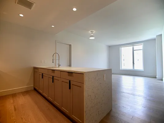 Rented by Extell Marketing Group LLC | media 21