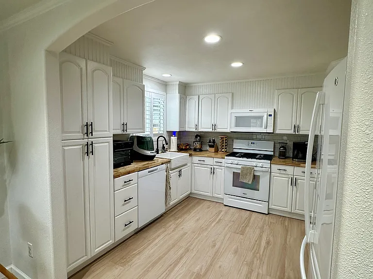 1016 Leonard St — Photo 9