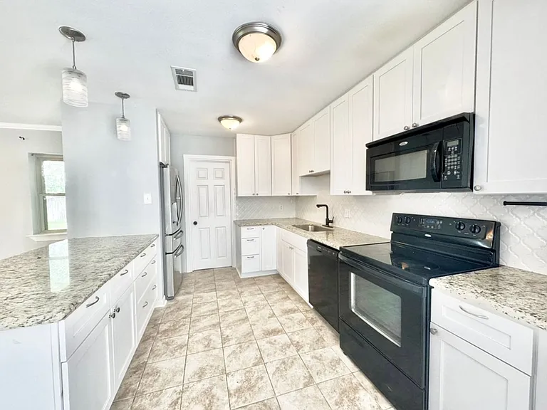 15826 New Market Dr — Photo 6