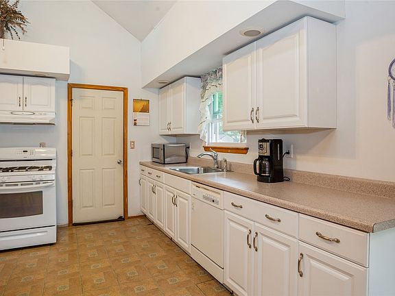 4th image of 78 Pinelawn Ave
