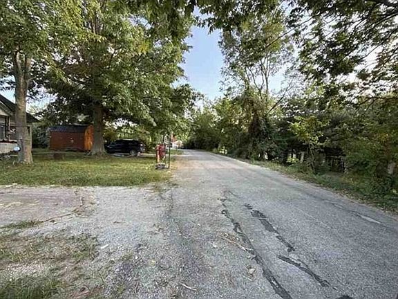 Exterior Neighborhood (street photo)