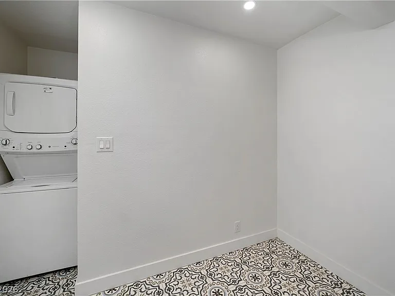 1140 Hillside Pl — Photo 14