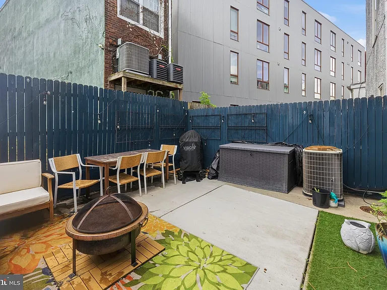 2568 Collins St — Photo 6