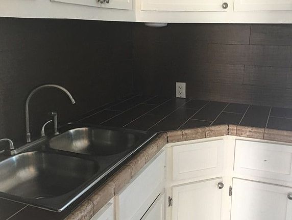 4th image of 506 W Queen St APT 2