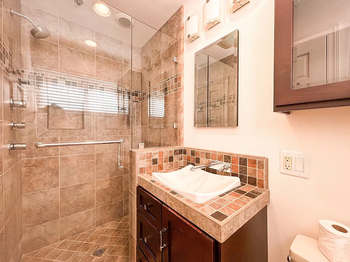 Huntington Beach 4 Bed, 2 Bath Single Level House for Lease. — Photo 4