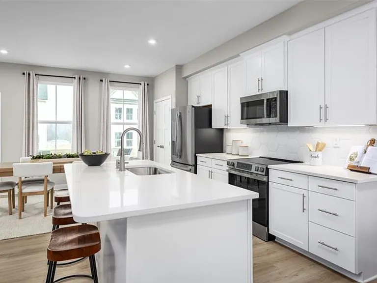 4 Friendship Ct — Photo 23