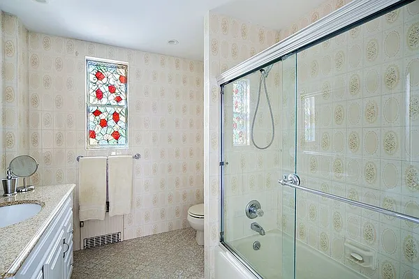 Sold by Living New York | media 9