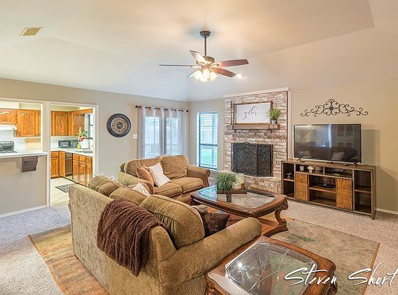 3rd image of 2025 Augusta Dr