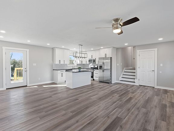 5th image of 2442 Ella Dr SE