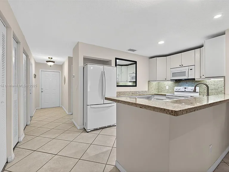 616 Woodgate Ln — Photo 5