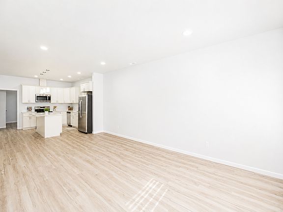 5th image of 1917 W Basin St #B