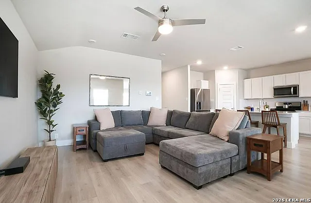 4 bed, 2.0 bath, 1750 sqft, $2,300 — Photo 3