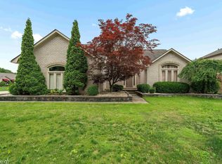 18832 Riverside Glen Dr, Macomb, MI 48044