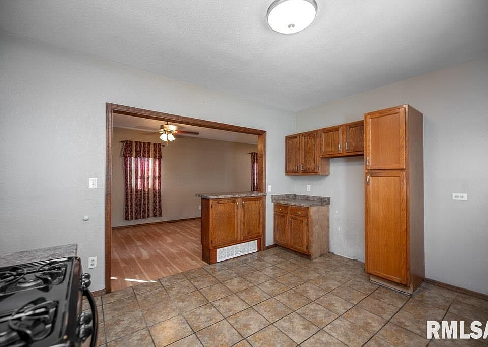 16th image of 1002 Market St