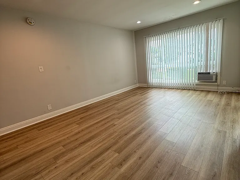 4747 Haskell Ave — Photo 9