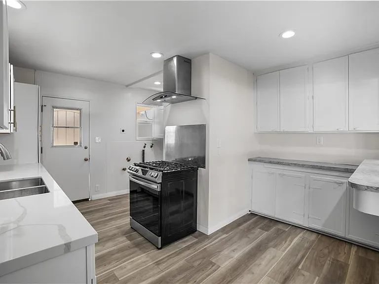 7400 Cozycroft Ave — Photo 4