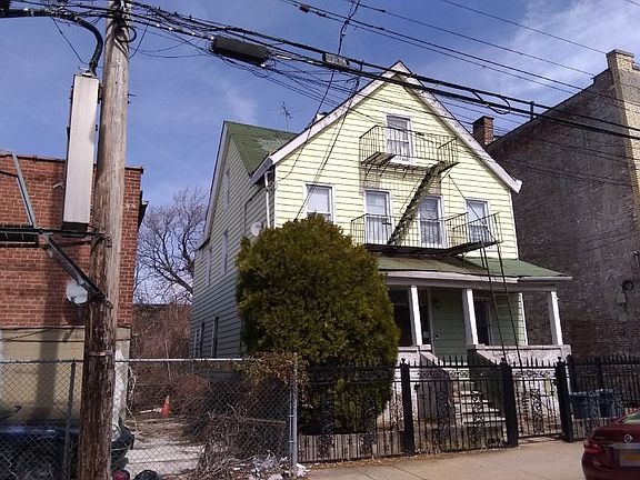 3rd image of 911 E 219th St