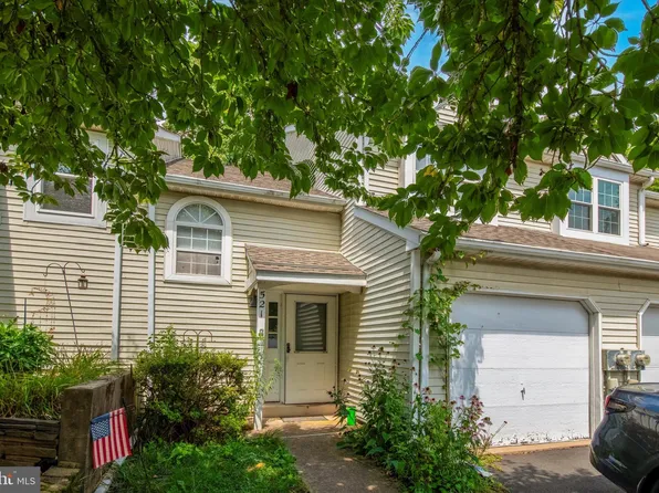 521 Ashton Cir, Feasterville, PA 19053