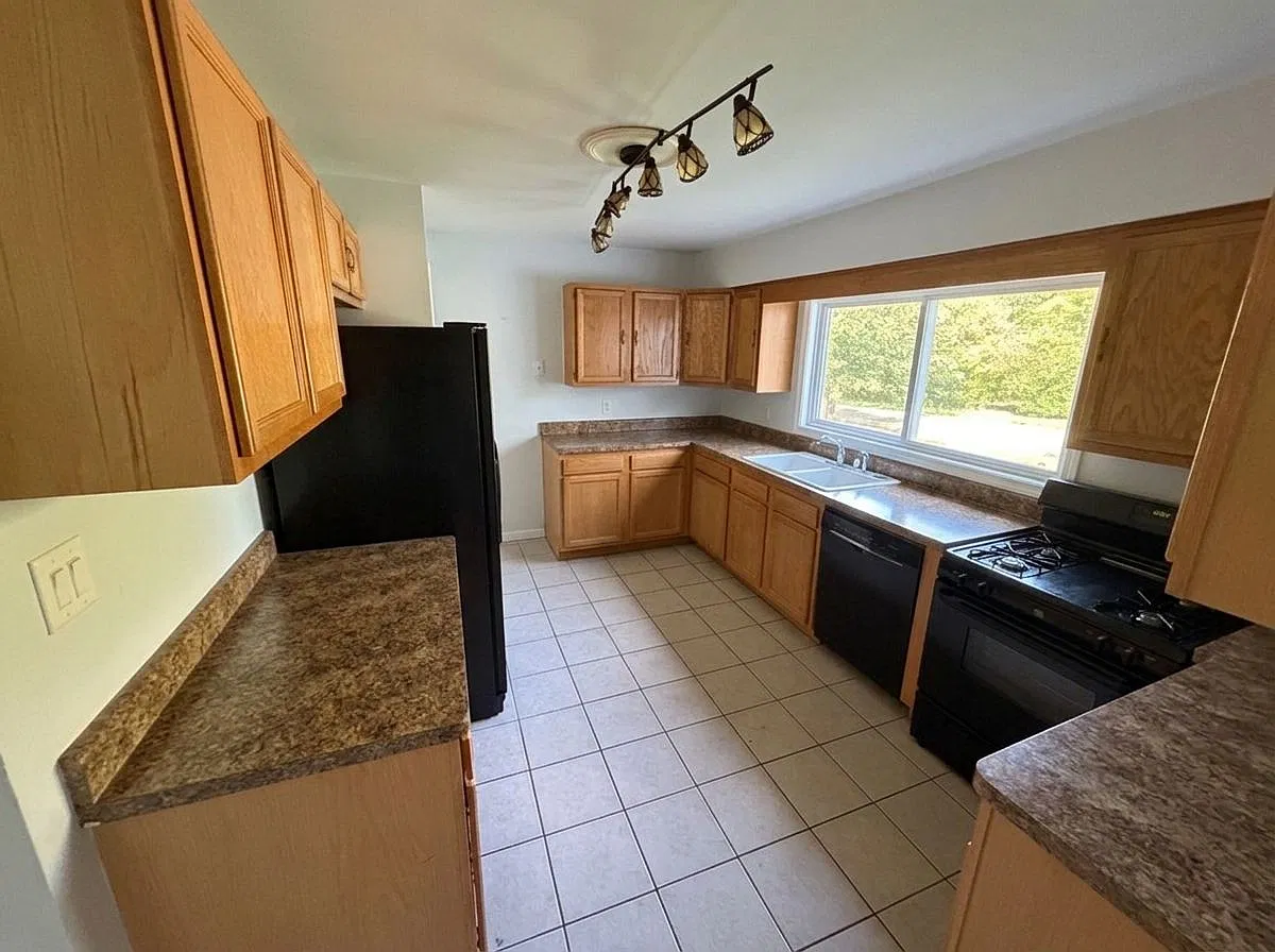 4 bed, 1544 sqft, $2,999 — Photo 2