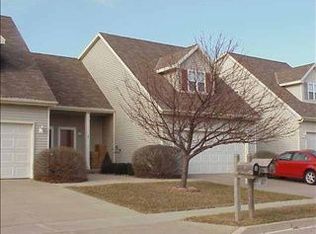 5 Lake Ridge Ct, Bloomington, IL 61701