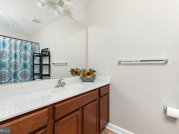 5th image of 207 Centennial Dr
