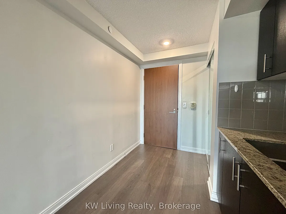 Building Photo - 255 Village Green Sq #1707