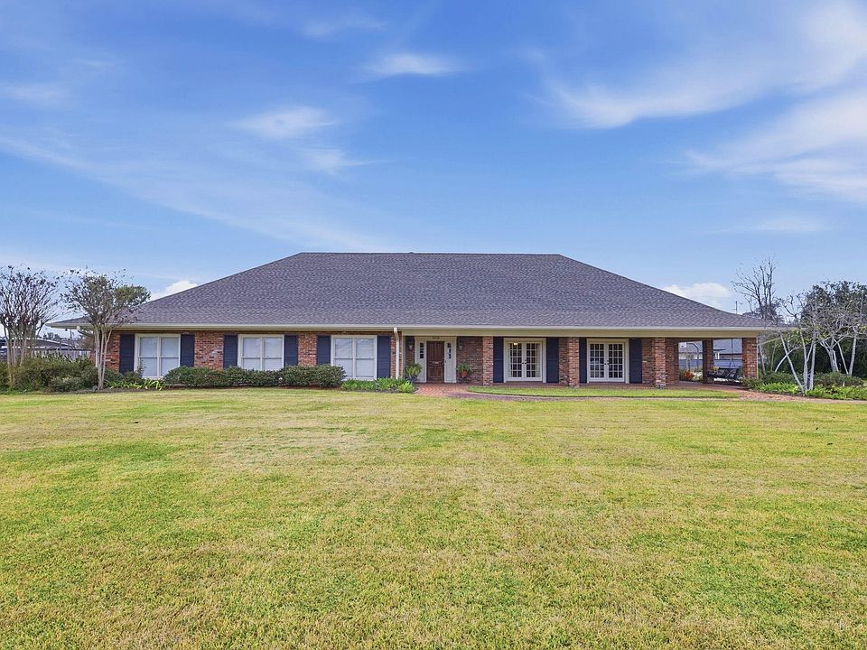 1st image of 800 Bayou Oaks Ln