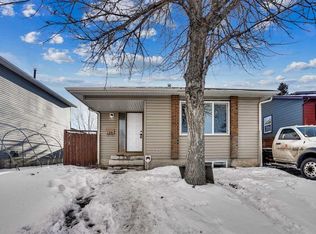 139 N Castleglen Way NE, Calgary, AB T3J 1V2