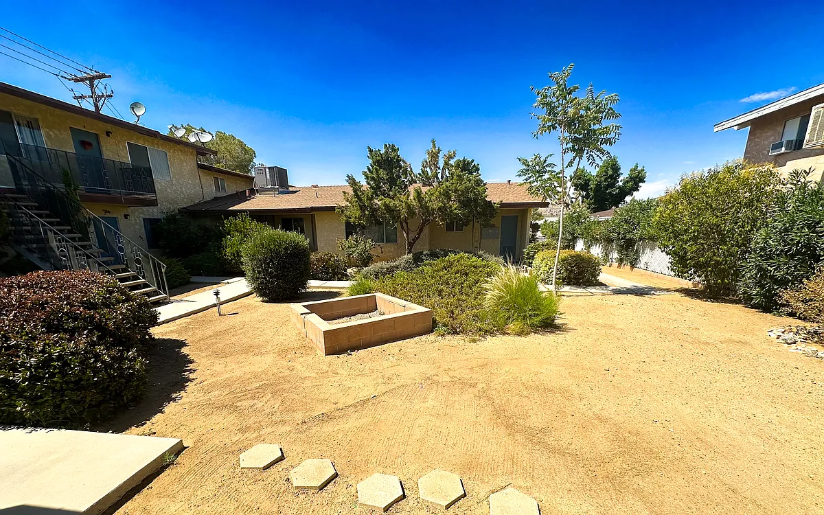 Building Photo - 57075 Yucca Trl #3