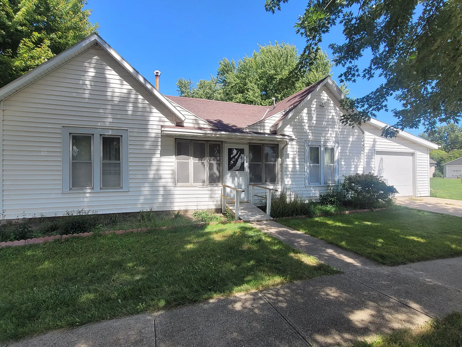 2 bed, 1.0 bath, 1184 sqft, $900 — Photo 1