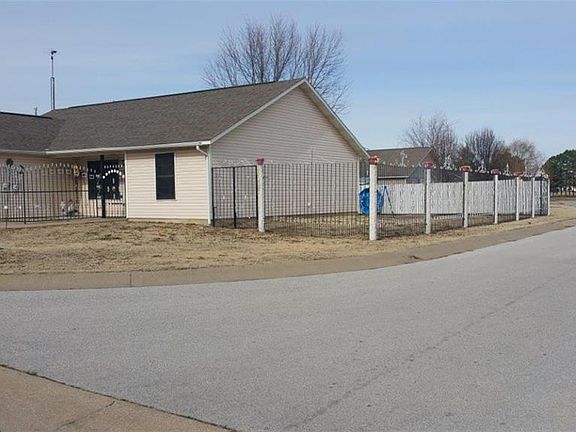 2nd image of 1701 Tanglewood Ln