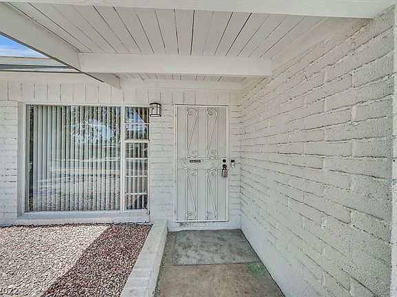 3rd image of 1913 Houston Dr