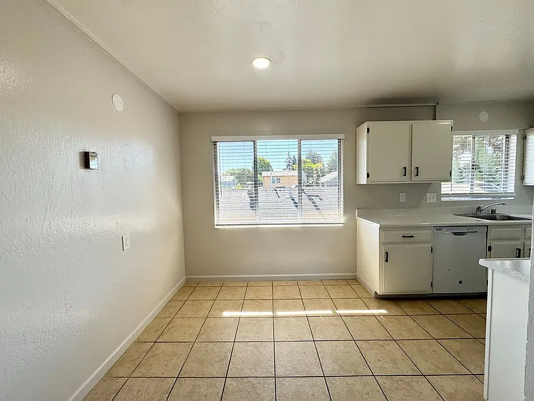 655 N Delaware St — Photo 15