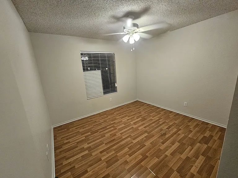7819 W Myrtle Ave — Photo 3