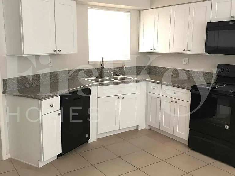 1810 Renada Cir — Photo 8