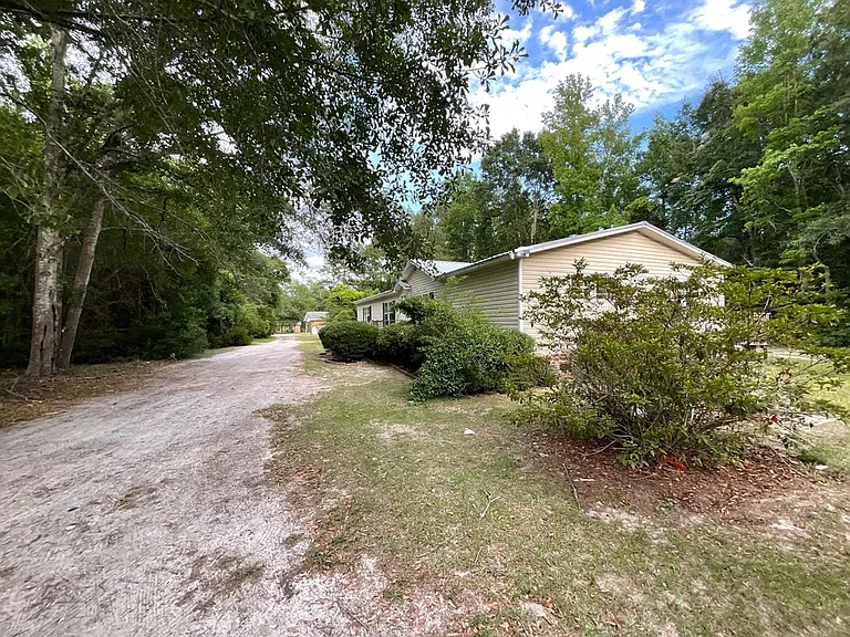 109 Edmond Ln — Photo 3