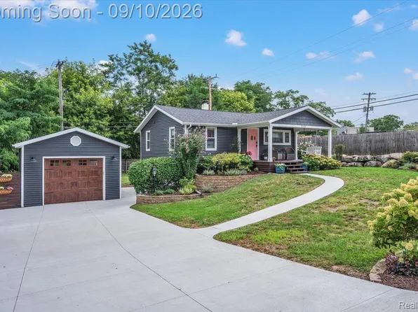 2131 Beechmont St, Keego Harbor, MI 48320