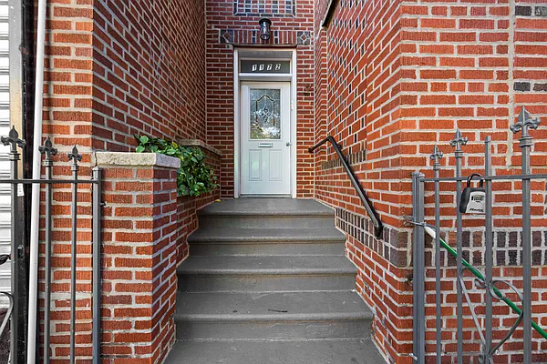 Rented by Signature Property Realty | media 37