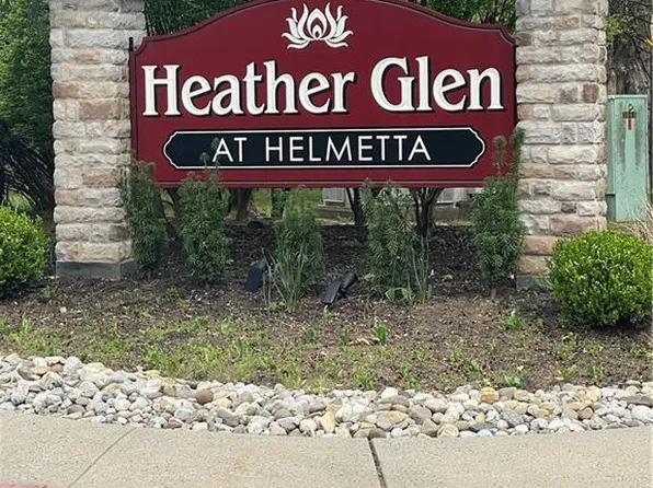 2201 Candlelight Ct, Helmetta, NJ 08828